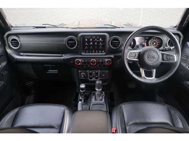 クライスラー・ジープ ジープ ラングラー アンリミテッド サハラ ローンチエディション 大分県 2018(平30)年 8.9万km ブラック 当店買取車両/クルーズコントロール/ブラインドスポットモニター/純正ナビ/地デジ/ＣａｒＰｌａｙ/Bluetooth/ＵＳＢ/フロントカメラ/バックカメラ/サイドカメラ/レザーシート（黒）/シートヒーター/ステアリングヒーター/ＬＥＤヘッドライト/オートライト/純正１８インチＡＷ/ＥＴＣ/ドライブレコーダー前後（ユピテル）