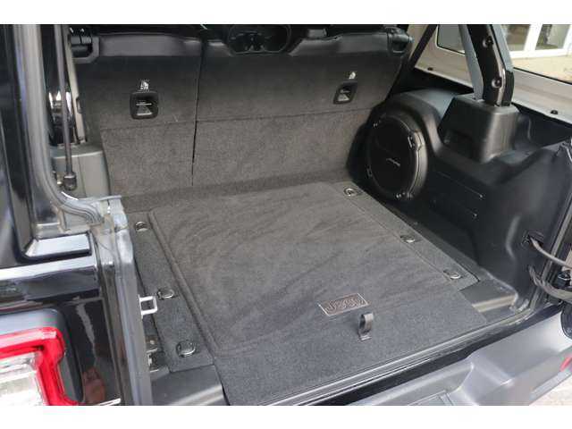 クライスラー・ジープ ジープ ラングラー アンリミテッド サハラ ローンチエディション 大分県 2018(平30)年 8.9万km ブラック 当店買取車両/クルーズコントロール/ブラインドスポットモニター/純正ナビ/地デジ/ＣａｒＰｌａｙ/Bluetooth/ＵＳＢ/フロントカメラ/バックカメラ/サイドカメラ/レザーシート（黒）/シートヒーター/ステアリングヒーター/ＬＥＤヘッドライト/オートライト/純正１８インチＡＷ/ＥＴＣ/ドライブレコーダー前後（ユピテル）