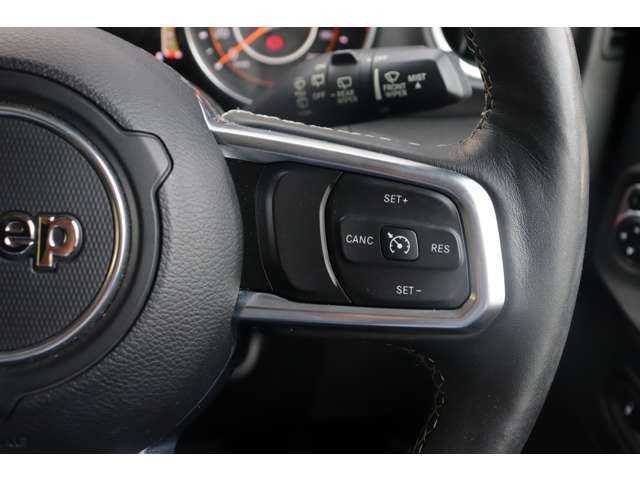 クライスラー・ジープ ジープ ラングラー アンリミテッド サハラ ローンチエディション 大分県 2018(平30)年 8.9万km ブラック 当店買取車両/クルーズコントロール/ブラインドスポットモニター/純正ナビ/地デジ/ＣａｒＰｌａｙ/Bluetooth/ＵＳＢ/フロントカメラ/バックカメラ/サイドカメラ/レザーシート（黒）/シートヒーター/ステアリングヒーター/ＬＥＤヘッドライト/オートライト/純正１８インチＡＷ/ＥＴＣ/ドライブレコーダー前後（ユピテル）