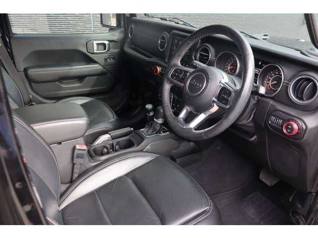 クライスラー・ジープ ジープ ラングラー アンリミテッド サハラ ローンチエディション 大分県 2018(平30)年 8.9万km ブラック 当店買取車両/クルーズコントロール/ブラインドスポットモニター/純正ナビ/地デジ/ＣａｒＰｌａｙ/Bluetooth/ＵＳＢ/フロントカメラ/バックカメラ/サイドカメラ/レザーシート（黒）/シートヒーター/ステアリングヒーター/ＬＥＤヘッドライト/オートライト/純正１８インチＡＷ/ＥＴＣ/ドライブレコーダー前後（ユピテル）