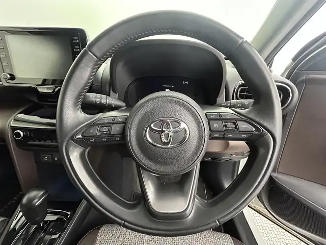 トヨタ ヤリスクロス ハイブリッド Z 道央・札幌 2021(令3)年 2.6万km ホワイトパールクリスタルシャイン ・ワンオーナー/・４WD/・寒冷地仕様/・社外マフラー/・純正ディスプレイオーディオ（ナビ更新必要）/・BT/USB/・パノラミックビューモニター/・ビルトインETC/・前後ドライブレコーダー/・トヨタセーフティセンス/・プリクラッシュセーフティ/・レーンキープアシスト/・レーダークルーズコントロール/・クリアランスソナー/・オートマチックハイビーム/・LEDヘッドライト/・ダウンヒルアシストコントロール/・DRIVE MODE/EV MODE/・ハーフレザーシート/・前席シートヒーター/・運転席パワーシート/・純正18インチAW/・社外16インチAW冬タイヤ積込/・純正フロアマット/・プッシュスタート/・スマートキー/・取扱説明書/・保証書