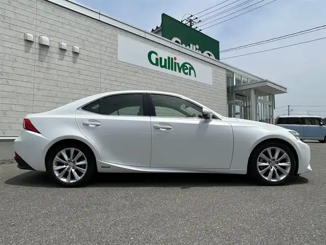 レクサス ＩＳ 300h バージョンL 山形県 2014(平26)年 5.3万km ホワイトパールクリスタルシャイン 純正SDナビ/フルセグTV/AM/FM/DVD/SD/Bluetooth/パドルシフト/レーダークルーズコントロール/盗難防止装置/横滑り防止装置/セミアニリン本革シート/電動リヤウィンドゥサンシェード/EVドライブモード/ドライブモードセレクトスイッチ/アイドリングストップ/バックカメラ/シートヒーター/シートエアコン/ステアリングヒーター/前席パワーシート/スペアキー1個/LEDライト/AUTOライト/フォグランプ/電動格納ミラー/保証書