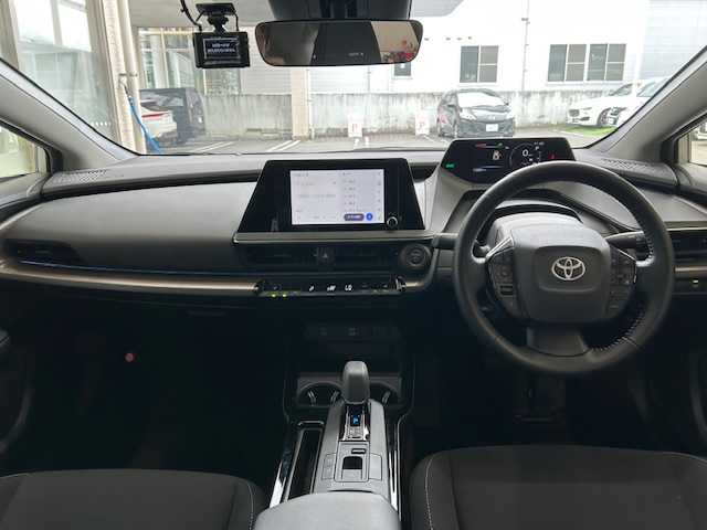 トヨタ プリウス G 宮城県 2023(令5)年 1.3万km プラチナホワイトパールマイカ ワンオーナー/純正ナビ（AM/FM/BT/USB）/フルセグTV/レーダークルーズコントロール/レーンキープアシスト/衝突被害軽減装置/コーナーセンサー/シートヒーター/電動パーキングブレーキ/オートライト/オートマチックハイビーム/LEDライト/ETC2.0/ドライブレコーダー（前後）/保証書