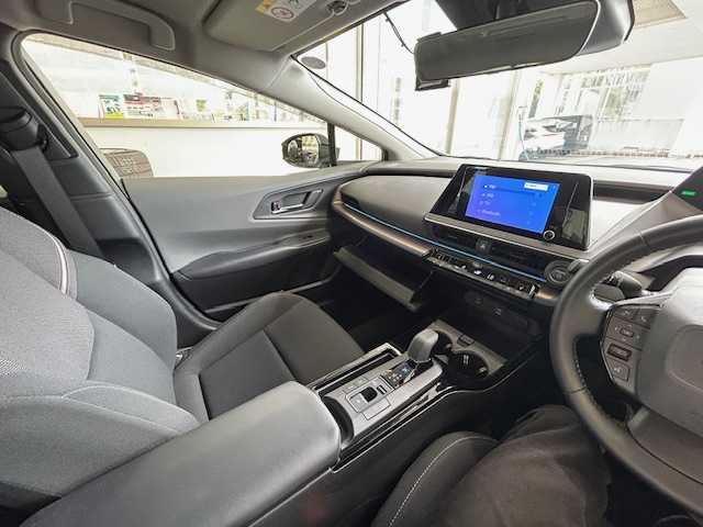 トヨタ プリウス G 宮城県 2023(令5)年 1.3万km プラチナホワイトパールマイカ ワンオーナー/純正ナビ（AM/FM/BT/USB）/フルセグTV/レーダークルーズコントロール/レーンキープアシスト/衝突被害軽減装置/コーナーセンサー/シートヒーター/電動パーキングブレーキ/オートライト/オートマチックハイビーム/LEDライト/ETC2.0/ドライブレコーダー（前後）/保証書