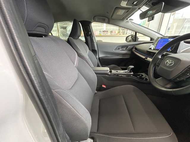 トヨタ プリウス G 宮城県 2023(令5)年 1.3万km プラチナホワイトパールマイカ ワンオーナー/純正ナビ（AM/FM/BT/USB）/フルセグTV/レーダークルーズコントロール/レーンキープアシスト/衝突被害軽減装置/コーナーセンサー/シートヒーター/電動パーキングブレーキ/オートライト/オートマチックハイビーム/LEDライト/ETC2.0/ドライブレコーダー（前後）/保証書