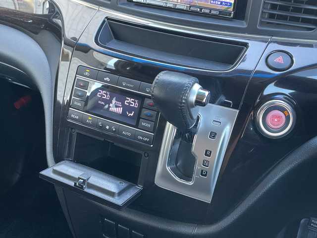 日産 エルグランド 250ハイウェイスター 静岡県 2011(平23)年 8.9万km ブリリアントホワイトパール 社外ナビ　/社外フリップダウンモニター　/両側パワスラ　/半革シート　/革巻きステアリング　/オートライト　/ウィンカーミラー　/木目調パネル/ETC　/純正１８インチＡＷ　/スマートキー　/スペアキー　/保証書　/取説