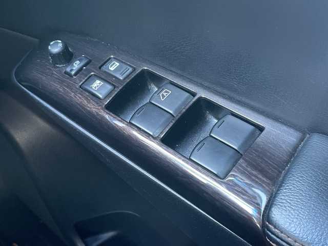 日産 エルグランド 250ハイウェイスター 静岡県 2011(平23)年 8.9万km ブリリアントホワイトパール 社外ナビ　/社外フリップダウンモニター　/両側パワスラ　/半革シート　/革巻きステアリング　/オートライト　/ウィンカーミラー　/木目調パネル/ETC　/純正１８インチＡＷ　/スマートキー　/スペアキー　/保証書　/取説