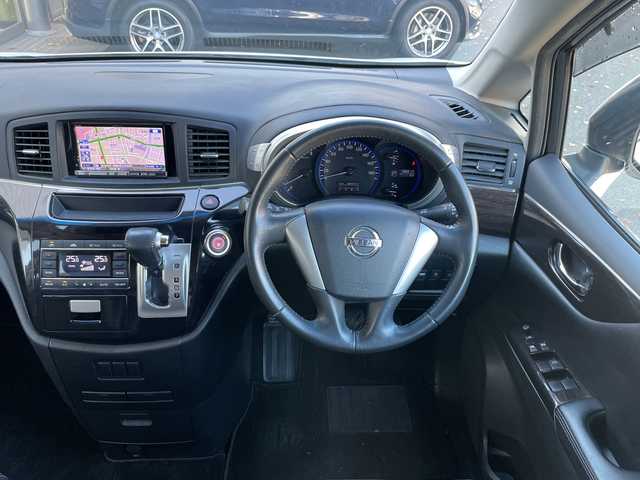 日産 エルグランド 250ハイウェイスター 静岡県 2011(平23)年 8.9万km ブリリアントホワイトパール 社外ナビ　/社外フリップダウンモニター　/両側パワスラ　/半革シート　/革巻きステアリング　/オートライト　/ウィンカーミラー　/木目調パネル/ETC　/純正１８インチＡＷ　/スマートキー　/スペアキー　/保証書　/取説