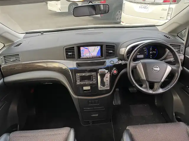 日産 エルグランド 250ハイウェイスター 和歌山県 2011(平23)年 8.9万km ブリリアントホワイトパール (株)IDOMが運営する【じしゃロン和歌山店】の自社ローン対象車両になります。こちらは現金ご利用時の価格です。/自社ローンご希望の方は別途その旨お申付け下さい。/社外ナビ　/社外フリップダウンモニター　/両側パワスラ　/半革シート　/革巻きステアリング　/オートライト　/ウィンカーミラー　/木目調パネル/ETC　/純正１８インチＡＷ　/スマートキー　/スペアキー　/保証書　/取説