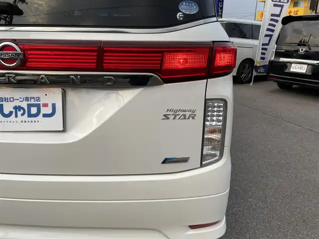 日産 エルグランド 250ハイウェイスター 和歌山県 2011(平23)年 8.9万km ブリリアントホワイトパール (株)IDOMが運営する【じしゃロン和歌山店】の自社ローン対象車両になります。こちらは現金ご利用時の価格です。/自社ローンご希望の方は別途その旨お申付け下さい。/社外ナビ　/社外フリップダウンモニター　/両側パワスラ　/半革シート　/革巻きステアリング　/オートライト　/ウィンカーミラー　/木目調パネル/ETC　/純正１８インチＡＷ　/スマートキー　/スペアキー　/保証書　/取説