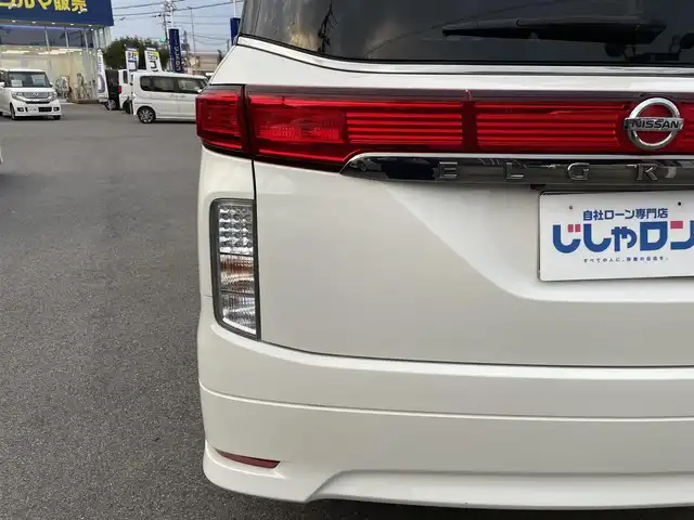 日産 エルグランド 250ハイウェイスター 和歌山県 2011(平23)年 8.9万km ブリリアントホワイトパール (株)IDOMが運営する【じしゃロン和歌山店】の自社ローン対象車両になります。こちらは現金ご利用時の価格です。/自社ローンご希望の方は別途その旨お申付け下さい。/社外ナビ　/社外フリップダウンモニター　/両側パワスラ　/半革シート　/革巻きステアリング　/オートライト　/ウィンカーミラー　/木目調パネル/ETC　/純正１８インチＡＷ　/スマートキー　/スペアキー　/保証書　/取説