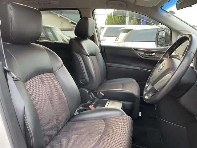 日産 エルグランド 250ハイウェイスター 和歌山県 2011(平23)年 8.9万km ブリリアントホワイトパール (株)IDOMが運営する【じしゃロン和歌山店】の自社ローン対象車両になります。こちらは現金ご利用時の価格です。/自社ローンご希望の方は別途その旨お申付け下さい。/社外ナビ　/社外フリップダウンモニター　/両側パワスラ　/半革シート　/革巻きステアリング　/オートライト　/ウィンカーミラー　/木目調パネル/ETC　/純正１８インチＡＷ　/スマートキー　/スペアキー　/保証書　/取説