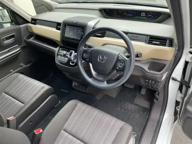 ホンダ フリード ハイブリット G ホンダセンシング 滋賀県 2017(平29)年 8.1万km ホワイトオーキッドパール 純正SDナビ/【Bluetooth/CD/DVD/USB/フルセグ】/バックカメラ/両側パワースライドドア/追従クルーズコントロール/LEDヘッドライト/スマートキー/プッシュスタート/ステアリングリモコン/ビルトインETC