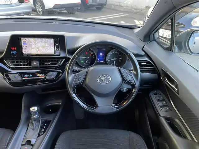 トヨタ Ｃ－ＨＲ S 宮城県 2017(平29)年 4.1万km ブラック/メタルストリームM ハイブリット　/社外ナビゲーション　/　フルセグテレビ　Ｂｌｕｅｔｏｏｔｈ　ＣＤ／ＤＶＤ　FM/AM/クルーズコントロール　/ＥＴＣ　/追突軽減システム　/コーナーセンサー　/レーンアシスト/横滑り防止/ドライブレコーダー/ワンオーナー/保証書/取扱説明書/プッシュスタート/純正フロアマット/ヘッドライトレベライザー/電動格納ミラー/社外AWスタッドレスタイヤ積載/　215/60　17インチ　溝６ｍｍ