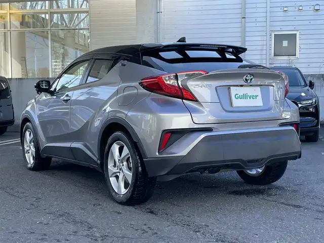 トヨタ Ｃ－ＨＲ S 宮城県 2017(平29)年 4.1万km ブラック/メタルストリームM ハイブリット　/社外ナビゲーション　/　フルセグテレビ　Ｂｌｕｅｔｏｏｔｈ　ＣＤ／ＤＶＤ　FM/AM/クルーズコントロール　/ＥＴＣ　/追突軽減システム　/コーナーセンサー　/レーンアシスト/横滑り防止/ドライブレコーダー/ワンオーナー/保証書/取扱説明書/プッシュスタート/純正フロアマット/ヘッドライトレベライザー/電動格納ミラー/社外AWスタッドレスタイヤ積載/　215/60　17インチ　溝６ｍｍ