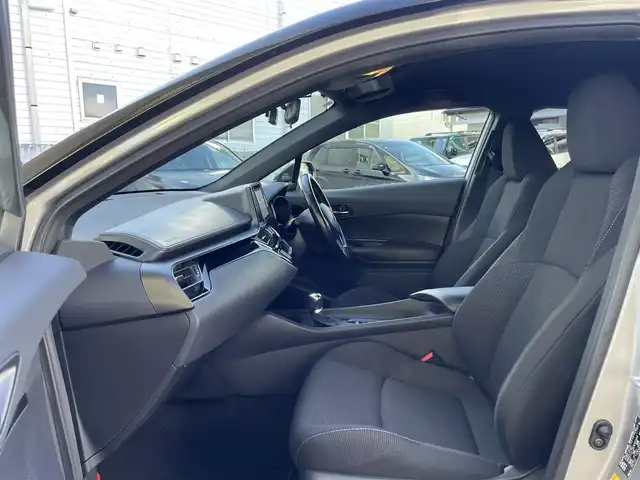 トヨタ Ｃ－ＨＲ S 宮城県 2017(平29)年 4.1万km ブラック/メタルストリームM ハイブリット　/社外ナビゲーション　/　フルセグテレビ　Ｂｌｕｅｔｏｏｔｈ　ＣＤ／ＤＶＤ　FM/AM/クルーズコントロール　/ＥＴＣ　/追突軽減システム　/コーナーセンサー　/レーンアシスト/横滑り防止/ドライブレコーダー/ワンオーナー/保証書/取扱説明書/プッシュスタート/純正フロアマット/ヘッドライトレベライザー/電動格納ミラー/社外AWスタッドレスタイヤ積載/　215/60　17インチ　溝６ｍｍ