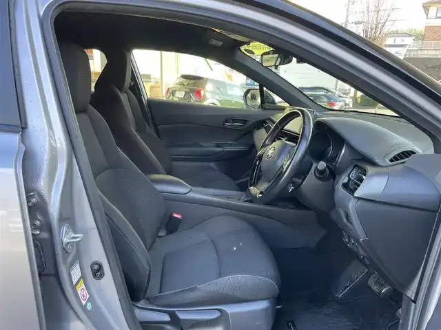 トヨタ Ｃ－ＨＲ S 宮城県 2017(平29)年 4.1万km ブラック/メタルストリームM ハイブリット　/社外ナビゲーション　/　フルセグテレビ　Ｂｌｕｅｔｏｏｔｈ　ＣＤ／ＤＶＤ　FM/AM/クルーズコントロール　/ＥＴＣ　/追突軽減システム　/コーナーセンサー　/レーンアシスト/横滑り防止/ドライブレコーダー/ワンオーナー/保証書/取扱説明書/プッシュスタート/純正フロアマット/ヘッドライトレベライザー/電動格納ミラー/社外AWスタッドレスタイヤ積載/　215/60　17インチ　溝６ｍｍ