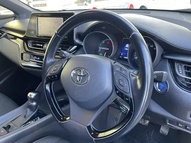 トヨタ Ｃ－ＨＲ S 宮城県 2017(平29)年 4.1万km ブラック/メタルストリームM ハイブリット　/社外ナビゲーション　/　フルセグテレビ　Ｂｌｕｅｔｏｏｔｈ　ＣＤ／ＤＶＤ　FM/AM/クルーズコントロール　/ＥＴＣ　/追突軽減システム　/コーナーセンサー　/レーンアシスト/横滑り防止/ドライブレコーダー/ワンオーナー/保証書/取扱説明書/プッシュスタート/純正フロアマット/ヘッドライトレベライザー/電動格納ミラー/社外AWスタッドレスタイヤ積載/　215/60　17インチ　溝６ｍｍ