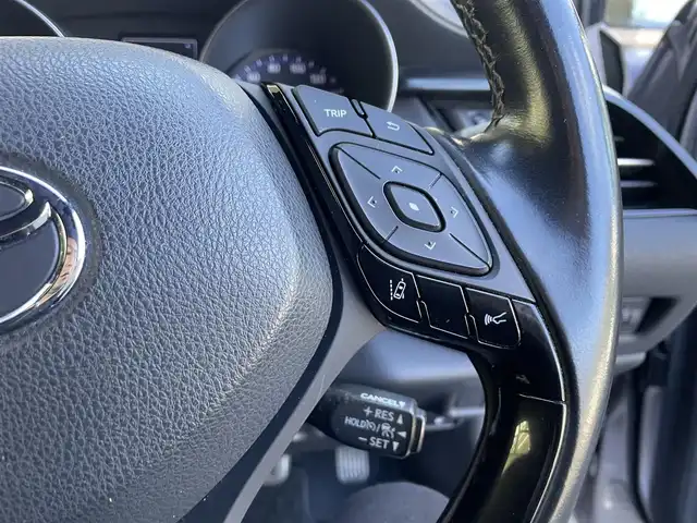 トヨタ Ｃ－ＨＲ S 宮城県 2017(平29)年 4.1万km ブラック/メタルストリームM ハイブリット　/社外ナビゲーション　/　フルセグテレビ　Ｂｌｕｅｔｏｏｔｈ　ＣＤ／ＤＶＤ　FM/AM/クルーズコントロール　/ＥＴＣ　/追突軽減システム　/コーナーセンサー　/レーンアシスト/横滑り防止/ドライブレコーダー/ワンオーナー/保証書/取扱説明書/プッシュスタート/純正フロアマット/ヘッドライトレベライザー/電動格納ミラー/社外AWスタッドレスタイヤ積載/　215/60　17インチ　溝６ｍｍ