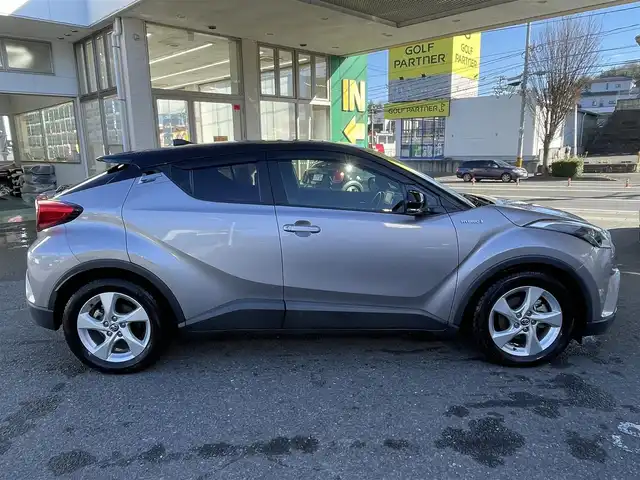 トヨタ Ｃ－ＨＲ S 宮城県 2017(平29)年 4.1万km ブラック/メタルストリームM ハイブリット　/社外ナビゲーション　/　フルセグテレビ　Ｂｌｕｅｔｏｏｔｈ　ＣＤ／ＤＶＤ　FM/AM/クルーズコントロール　/ＥＴＣ　/追突軽減システム　/コーナーセンサー　/レーンアシスト/横滑り防止/ドライブレコーダー/ワンオーナー/保証書/取扱説明書/プッシュスタート/純正フロアマット/ヘッドライトレベライザー/電動格納ミラー/社外AWスタッドレスタイヤ積載/　215/60　17インチ　溝６ｍｍ