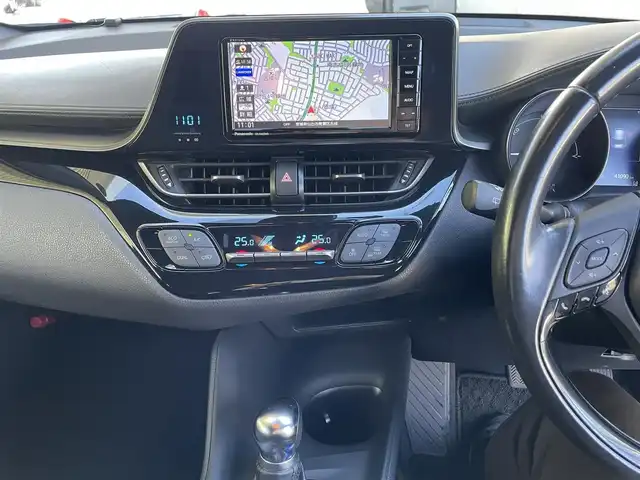 トヨタ Ｃ－ＨＲ S 宮城県 2017(平29)年 4.1万km ブラック/メタルストリームM ハイブリット　/社外ナビゲーション　/　フルセグテレビ　Ｂｌｕｅｔｏｏｔｈ　ＣＤ／ＤＶＤ　FM/AM/クルーズコントロール　/ＥＴＣ　/追突軽減システム　/コーナーセンサー　/レーンアシスト/横滑り防止/ドライブレコーダー/ワンオーナー/保証書/取扱説明書/プッシュスタート/純正フロアマット/ヘッドライトレベライザー/電動格納ミラー/社外AWスタッドレスタイヤ積載/　215/60　17インチ　溝６ｍｍ