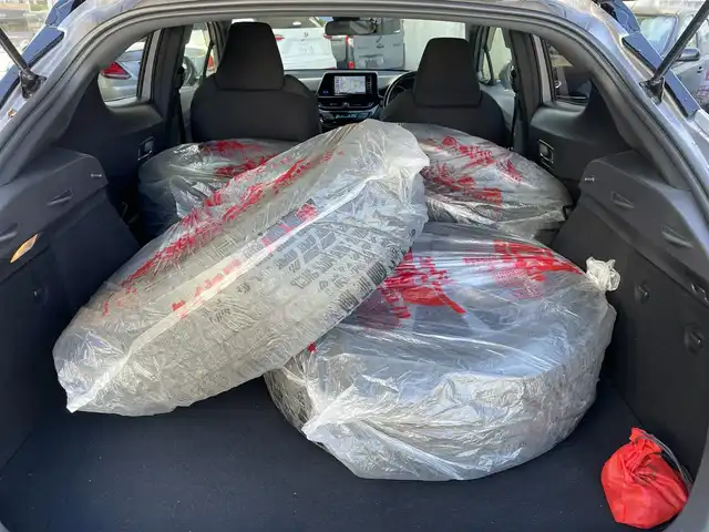 トヨタ Ｃ－ＨＲ S 宮城県 2017(平29)年 4.1万km ブラック/メタルストリームM ハイブリット　/社外ナビゲーション　/　フルセグテレビ　Ｂｌｕｅｔｏｏｔｈ　ＣＤ／ＤＶＤ　FM/AM/クルーズコントロール　/ＥＴＣ　/追突軽減システム　/コーナーセンサー　/レーンアシスト/横滑り防止/ドライブレコーダー/ワンオーナー/保証書/取扱説明書/プッシュスタート/純正フロアマット/ヘッドライトレベライザー/電動格納ミラー/社外AWスタッドレスタイヤ積載/　215/60　17インチ　溝６ｍｍ