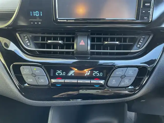 トヨタ Ｃ－ＨＲ S 宮城県 2017(平29)年 4.1万km ブラック/メタルストリームM ハイブリット　/社外ナビゲーション　/　フルセグテレビ　Ｂｌｕｅｔｏｏｔｈ　ＣＤ／ＤＶＤ　FM/AM/クルーズコントロール　/ＥＴＣ　/追突軽減システム　/コーナーセンサー　/レーンアシスト/横滑り防止/ドライブレコーダー/ワンオーナー/保証書/取扱説明書/プッシュスタート/純正フロアマット/ヘッドライトレベライザー/電動格納ミラー/社外AWスタッドレスタイヤ積載/　215/60　17インチ　溝６ｍｍ