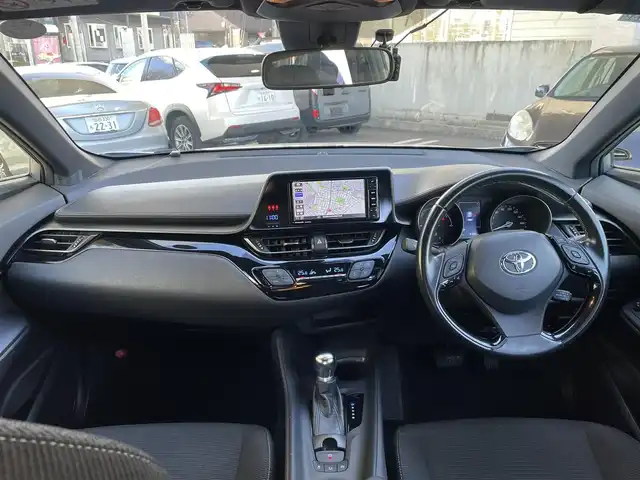 トヨタ Ｃ－ＨＲ S 宮城県 2017(平29)年 4.1万km ブラック/メタルストリームM ハイブリット　/社外ナビゲーション　/　フルセグテレビ　Ｂｌｕｅｔｏｏｔｈ　ＣＤ／ＤＶＤ　FM/AM/クルーズコントロール　/ＥＴＣ　/追突軽減システム　/コーナーセンサー　/レーンアシスト/横滑り防止/ドライブレコーダー/ワンオーナー/保証書/取扱説明書/プッシュスタート/純正フロアマット/ヘッドライトレベライザー/電動格納ミラー/社外AWスタッドレスタイヤ積載/　215/60　17インチ　溝６ｍｍ