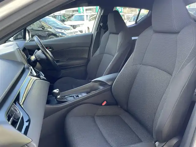 トヨタ Ｃ－ＨＲ S 宮城県 2017(平29)年 4.1万km ブラック/メタルストリームM ハイブリット　/社外ナビゲーション　/　フルセグテレビ　Ｂｌｕｅｔｏｏｔｈ　ＣＤ／ＤＶＤ　FM/AM/クルーズコントロール　/ＥＴＣ　/追突軽減システム　/コーナーセンサー　/レーンアシスト/横滑り防止/ドライブレコーダー/ワンオーナー/保証書/取扱説明書/プッシュスタート/純正フロアマット/ヘッドライトレベライザー/電動格納ミラー/社外AWスタッドレスタイヤ積載/　215/60　17インチ　溝６ｍｍ