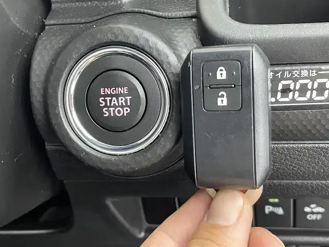 スズキ クロスビー HYBRID MZ 群馬県 2018(平30)年 6.8万km キャラバンアイボリーパールメタリック/ホワイト 2トーンルーフ 全方位モニター用カメラパッケージ/・全方位モニター用カメラ［フロント//バックカメラ］/・USBソケット/・ステアリングハンズフリースイッチ/＝＝＝＝＝＝＝＝/純正ナビ(CN-R273W)/（CD/DVD/SD/BT/フルセグ/ビルトインETC/360°録画ドライブレコーダー/迷彩柄サイドデカール/スズキセーフティサポート/・デュアルセンサーブレーキサポート/・後退時ブレーキサポート/・ハイビームアシスト/・車線逸脱警報機能/・ふらつき警報機能/・先行車発進お知らせ機能/・標識認識機能/・誤発進抑制機能（前後）/シートヒーター（D/N席）/パドルシフト/クルーズコントロール/LEDヘッドライト/スマートキー/プッシュスタート