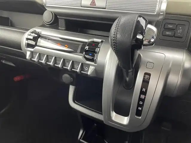 スズキ クロスビー HYBRID MZ 群馬県 2018(平30)年 6.8万km キャラバンアイボリーパールメタリック/ホワイト 2トーンルーフ 全方位モニター用カメラパッケージ/・全方位モニター用カメラ［フロント//バックカメラ］/・USBソケット/・ステアリングハンズフリースイッチ/＝＝＝＝＝＝＝＝/純正ナビ(CN-R273W)/（CD/DVD/SD/BT/フルセグ/ビルトインETC/360°録画ドライブレコーダー/迷彩柄サイドデカール/スズキセーフティサポート/・デュアルセンサーブレーキサポート/・後退時ブレーキサポート/・ハイビームアシスト/・車線逸脱警報機能/・ふらつき警報機能/・先行車発進お知らせ機能/・標識認識機能/・誤発進抑制機能（前後）/シートヒーター（D/N席）/パドルシフト/クルーズコントロール/LEDヘッドライト/スマートキー/プッシュスタート