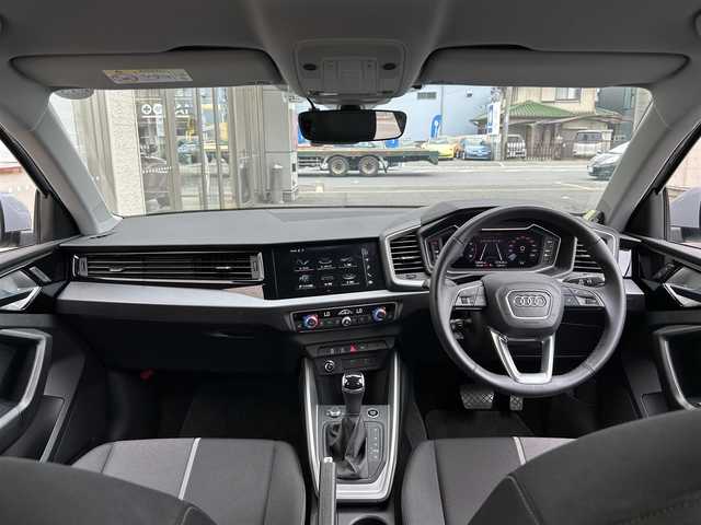 アウディ アウディ Ａ１ SB シティカーバーブラックスタイルED 大阪府 2022(令4)年 1.5万km ミトスブラックメタリック 純正８インチナビ/（Bluetooth）/レーダークルーズコントロール/バックモニター/衝突軽減システム/コーナーセンサー/レーンキープアシスト/シートヒーター/オートライト/ドライブレコーダー/ＥＴＣ/17インチ純正AW/スペアキー/保証書/取扱説明書