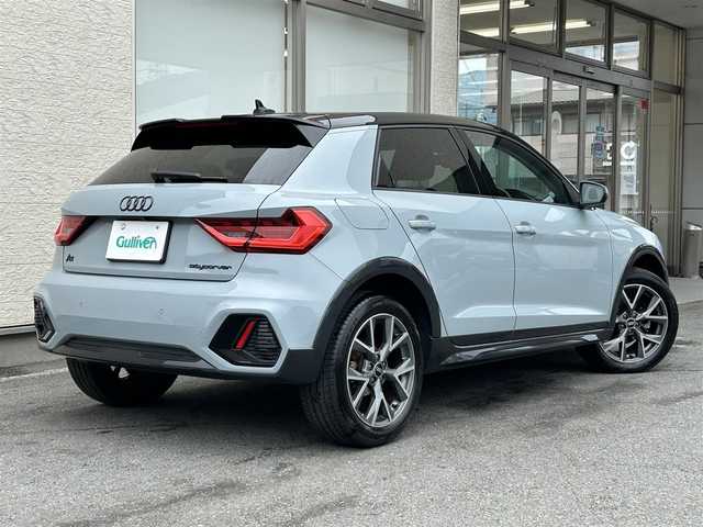 アウディ アウディ Ａ１ SB シティカーバーブラックスタイルED 大阪府 2022(令4)年 1.5万km ミトスブラックメタリック 純正８インチナビ/（Bluetooth）/レーダークルーズコントロール/バックモニター/衝突軽減システム/コーナーセンサー/レーンキープアシスト/シートヒーター/オートライト/ドライブレコーダー/ＥＴＣ/17インチ純正AW/スペアキー/保証書/取扱説明書