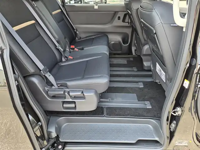 日産 セレナ ハイウェイスター V 鹿児島県 2023(令5)年 0.2万km ダイヤモンドブラック プロパイロット２．０　/デジタルインナーミラー　/ビルトインＥＴＣ２．０　/ｉＱ充電　/両側パワースライドドア　/アラウンドビューモニター　/ＮｉｓｓａｎＣｏｎｎｅｃｔナビ　/ハンドル支援/前後コーナーセンサー/HDMI入力端子/純正アルミホイール(16インチ)/プッシュスタート/スマートキー/LEDヘッドライト/エアバッグ(W＋サイド)/カーテンエアバッグ