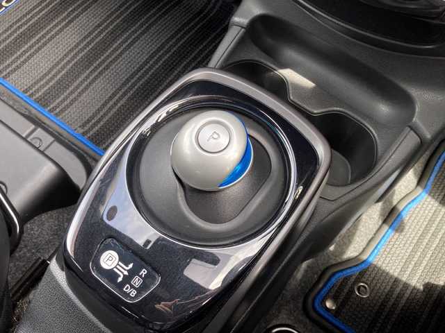 日産 ノート e－パワー メダリスト Bアロー 岐阜県 2018(平30)年 4.6万km 赤 登録時走行距離45736キロ/純正7インチSDナビ（MM318D-W）/ワンセグテレビ/全方位カメラ/バックカメラ/Blue tooth・CD・DVD・AUX・iPod・SDミュージックサーバー/ETC/衝突被害軽減システム/デジタルインナーミラー/EBD（電子制御制動力配分システム）/インテリジェント エマージェンシーブレーキ/LDW（車線逸脱警報）/踏み間違い衝突防止アシスト/車両接近通報装置/コーナーセンサー前後/ドライブレコーダー前方/LEDヘッドライト/オートライト/フォグランプ/ウィンカーミラー/レーンキープアシスト/レーダークルーズコントロール/横滑り防止装置/SRSエアバッグシステム運転席・助手席/純正15アルミホイール/ハーフレザーシート/フルフラットシート/純正フロアマット/プッシュスタート/スマートキー/スペアキー1本/保証書/取扱説明書/記録簿/ドアバイザー/ルーフブラック