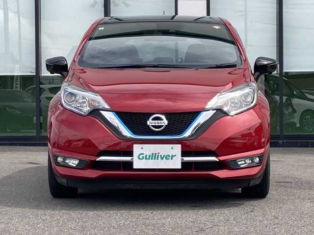 日産 ノート e－パワー メダリスト Bアロー 岐阜県 2018(平30)年 4.6万km 赤 登録時走行距離45736キロ/純正7インチSDナビ（MM318D-W）/ワンセグテレビ/全方位カメラ/バックカメラ/Blue tooth・CD・DVD・AUX・iPod・SDミュージックサーバー/ETC/衝突被害軽減システム/デジタルインナーミラー/EBD（電子制御制動力配分システム）/インテリジェント エマージェンシーブレーキ/LDW（車線逸脱警報）/踏み間違い衝突防止アシスト/車両接近通報装置/コーナーセンサー前後/ドライブレコーダー前方/LEDヘッドライト/オートライト/フォグランプ/ウィンカーミラー/レーンキープアシスト/レーダークルーズコントロール/横滑り防止装置/SRSエアバッグシステム運転席・助手席/純正15アルミホイール/ハーフレザーシート/フルフラットシート/純正フロアマット/プッシュスタート/スマートキー/スペアキー1本/保証書/取扱説明書/記録簿/ドアバイザー/ルーフブラック