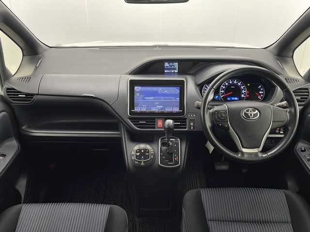 トヨタ ヴォクシー ZS 宮崎県 2014(平26)年 7.3万km ホワイトパールクリスタルシャイン 禁煙車/純正9型ナビTV/（NSZT-Y62G/CD/DVD/Bluetooth/フルセグTV)/純正バックカメラ/純正ビルトインETC/純正キセノンオートライト/純正フォグ/純正エアロ/純正ルーフエンドスポイラー/純正16インチアルミ/純正フロアマット/左側電動スライドドア/デュアルオートエアコン/ウインカードアミラー/オート電動格納ミラー/本革巻ハンドル/スマートキー/プッシュエンジンスタート/スペアキー/新車時保証書/取扱い説明書