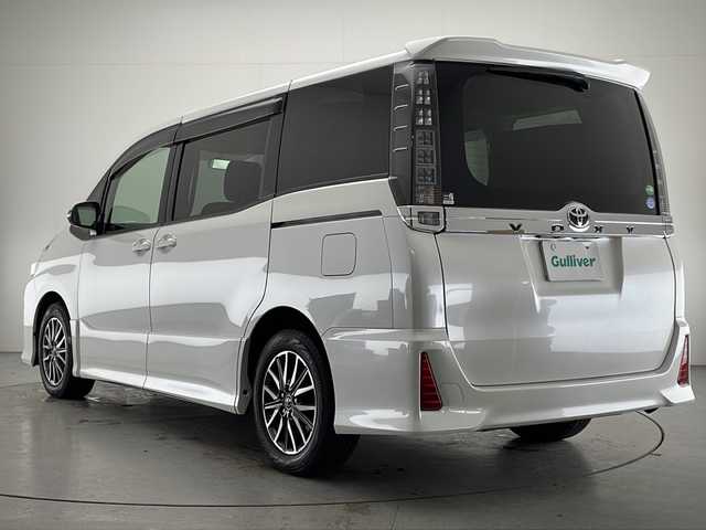 トヨタ ヴォクシー ZS 宮崎県 2014(平26)年 7.3万km ホワイトパールクリスタルシャイン 禁煙車/純正9型ナビTV/（NSZT-Y62G/CD/DVD/Bluetooth/フルセグTV)/純正バックカメラ/純正ビルトインETC/純正キセノンオートライト/純正フォグ/純正エアロ/純正ルーフエンドスポイラー/純正16インチアルミ/純正フロアマット/左側電動スライドドア/デュアルオートエアコン/ウインカードアミラー/オート電動格納ミラー/本革巻ハンドル/スマートキー/プッシュエンジンスタート/スペアキー/新車時保証書/取扱い説明書