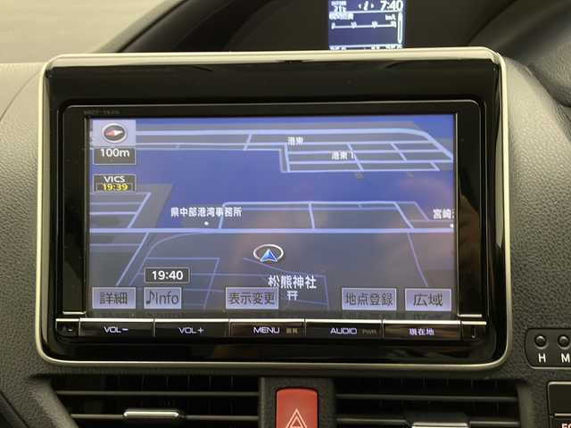 トヨタ ヴォクシー ZS 宮崎県 2014(平26)年 7.3万km ホワイトパールクリスタルシャイン 禁煙車/純正9型ナビTV/（NSZT-Y62G/CD/DVD/Bluetooth/フルセグTV)/純正バックカメラ/純正ビルトインETC/純正キセノンオートライト/純正フォグ/純正エアロ/純正ルーフエンドスポイラー/純正16インチアルミ/純正フロアマット/左側電動スライドドア/デュアルオートエアコン/ウインカードアミラー/オート電動格納ミラー/本革巻ハンドル/スマートキー/プッシュエンジンスタート/スペアキー/新車時保証書/取扱い説明書