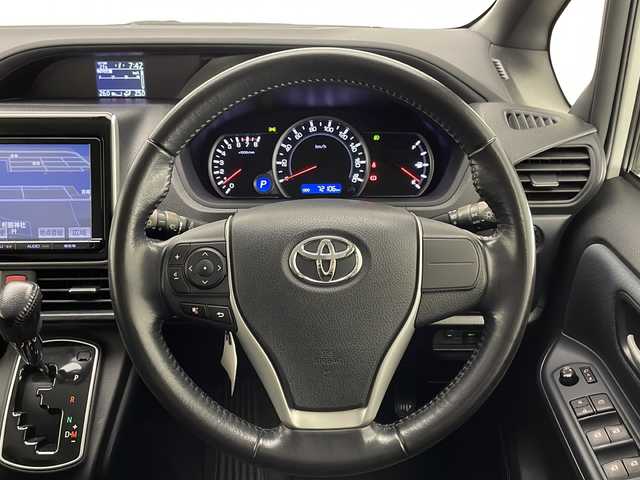 トヨタ ヴォクシー ZS 宮崎県 2014(平26)年 7.3万km ホワイトパールクリスタルシャイン 禁煙車/純正9型ナビTV/（NSZT-Y62G/CD/DVD/Bluetooth/フルセグTV)/純正バックカメラ/純正ビルトインETC/純正キセノンオートライト/純正フォグ/純正エアロ/純正ルーフエンドスポイラー/純正16インチアルミ/純正フロアマット/左側電動スライドドア/デュアルオートエアコン/ウインカードアミラー/オート電動格納ミラー/本革巻ハンドル/スマートキー/プッシュエンジンスタート/スペアキー/新車時保証書/取扱い説明書