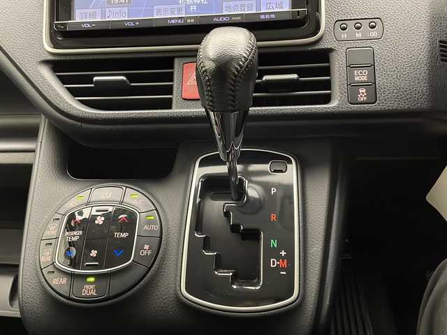 トヨタ ヴォクシー ZS 宮崎県 2014(平26)年 7.3万km ホワイトパールクリスタルシャイン 禁煙車/純正9型ナビTV/（NSZT-Y62G/CD/DVD/Bluetooth/フルセグTV)/純正バックカメラ/純正ビルトインETC/純正キセノンオートライト/純正フォグ/純正エアロ/純正ルーフエンドスポイラー/純正16インチアルミ/純正フロアマット/左側電動スライドドア/デュアルオートエアコン/ウインカードアミラー/オート電動格納ミラー/本革巻ハンドル/スマートキー/プッシュエンジンスタート/スペアキー/新車時保証書/取扱い説明書