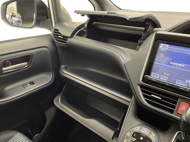 トヨタ ヴォクシー ZS 宮崎県 2014(平26)年 7.3万km ホワイトパールクリスタルシャイン 禁煙車/純正9型ナビTV/（NSZT-Y62G/CD/DVD/Bluetooth/フルセグTV)/純正バックカメラ/純正ビルトインETC/純正キセノンオートライト/純正フォグ/純正エアロ/純正ルーフエンドスポイラー/純正16インチアルミ/純正フロアマット/左側電動スライドドア/デュアルオートエアコン/ウインカードアミラー/オート電動格納ミラー/本革巻ハンドル/スマートキー/プッシュエンジンスタート/スペアキー/新車時保証書/取扱い説明書