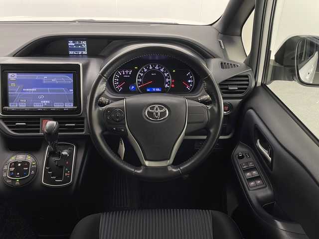 トヨタ ヴォクシー ZS 宮崎県 2014(平26)年 7.3万km ホワイトパールクリスタルシャイン 禁煙車/純正9型ナビTV/（NSZT-Y62G/CD/DVD/Bluetooth/フルセグTV)/純正バックカメラ/純正ビルトインETC/純正キセノンオートライト/純正フォグ/純正エアロ/純正ルーフエンドスポイラー/純正16インチアルミ/純正フロアマット/左側電動スライドドア/デュアルオートエアコン/ウインカードアミラー/オート電動格納ミラー/本革巻ハンドル/スマートキー/プッシュエンジンスタート/スペアキー/新車時保証書/取扱い説明書