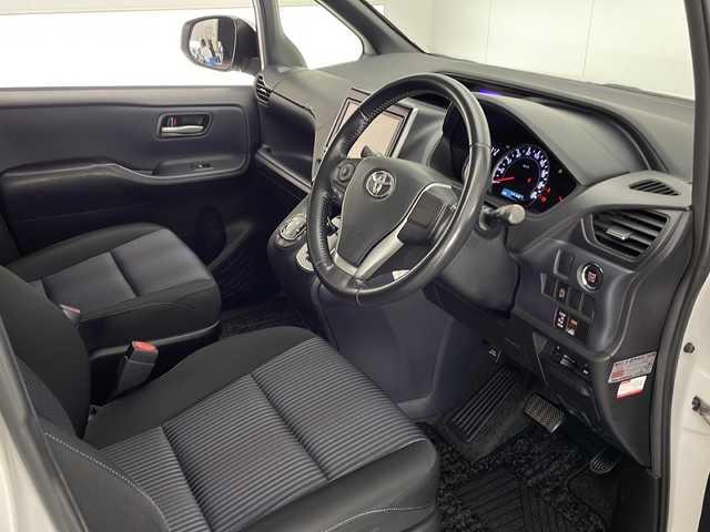 トヨタ ヴォクシー ZS 宮崎県 2014(平26)年 7.3万km ホワイトパールクリスタルシャイン 禁煙車/純正9型ナビTV/（NSZT-Y62G/CD/DVD/Bluetooth/フルセグTV)/純正バックカメラ/純正ビルトインETC/純正キセノンオートライト/純正フォグ/純正エアロ/純正ルーフエンドスポイラー/純正16インチアルミ/純正フロアマット/左側電動スライドドア/デュアルオートエアコン/ウインカードアミラー/オート電動格納ミラー/本革巻ハンドル/スマートキー/プッシュエンジンスタート/スペアキー/新車時保証書/取扱い説明書