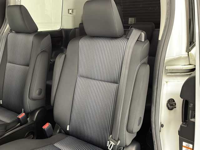 トヨタ ヴォクシー ZS 宮崎県 2014(平26)年 7.3万km ホワイトパールクリスタルシャイン 禁煙車/純正9型ナビTV/（NSZT-Y62G/CD/DVD/Bluetooth/フルセグTV)/純正バックカメラ/純正ビルトインETC/純正キセノンオートライト/純正フォグ/純正エアロ/純正ルーフエンドスポイラー/純正16インチアルミ/純正フロアマット/左側電動スライドドア/デュアルオートエアコン/ウインカードアミラー/オート電動格納ミラー/本革巻ハンドル/スマートキー/プッシュエンジンスタート/スペアキー/新車時保証書/取扱い説明書