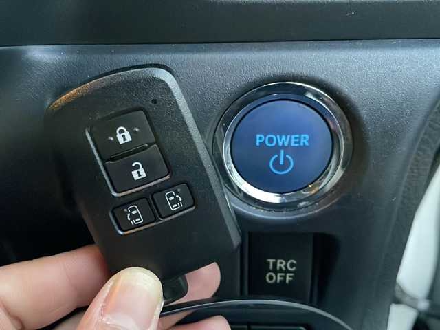 トヨタ ノア ハイブリッド Si 岩手県 2016(平28)年 9.7万km ホワイトパールクリスタルシャイン フリップダウンモニター　純正１０型ナビ　両側パワスラ　バックＣ　Ｂｌｕｅｔｏｏｔｈ　ＤＶＤ再生　フルセグ　ビルトインＥＴＣ　純正１６インチＡＷ　ＬＥＤオートハイビーム　フロントフォグ　スマートキー