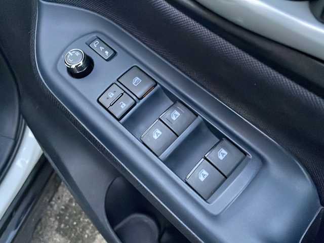 トヨタ ノア ハイブリッド Si 岩手県 2016(平28)年 9.7万km ホワイトパールクリスタルシャイン フリップダウンモニター　純正１０型ナビ　両側パワスラ　バックＣ　Ｂｌｕｅｔｏｏｔｈ　ＤＶＤ再生　フルセグ　ビルトインＥＴＣ　純正１６インチＡＷ　ＬＥＤオートハイビーム　フロントフォグ　スマートキー