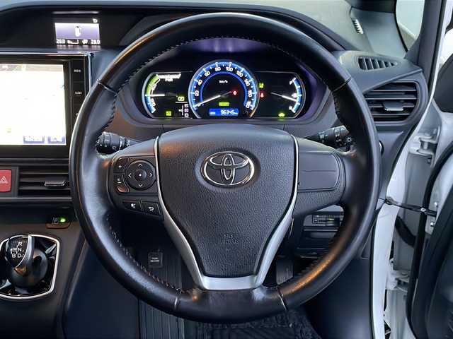 トヨタ ノア ハイブリッド Si 岩手県 2016(平28)年 9.7万km ホワイトパールクリスタルシャイン フリップダウンモニター　純正１０型ナビ　両側パワスラ　バックＣ　Ｂｌｕｅｔｏｏｔｈ　ＤＶＤ再生　フルセグ　ビルトインＥＴＣ　純正１６インチＡＷ　ＬＥＤオートハイビーム　フロントフォグ　スマートキー