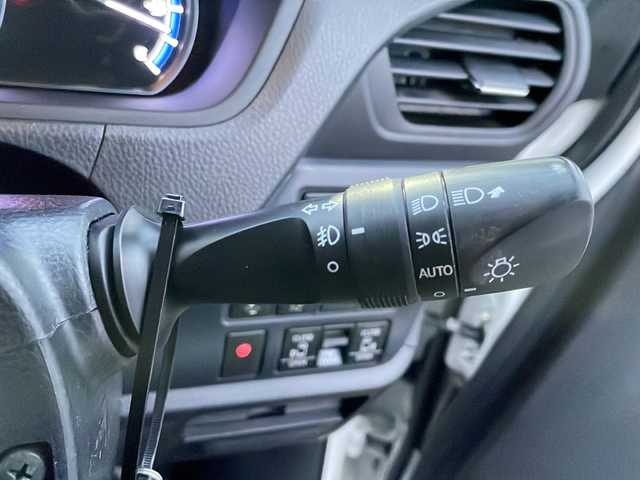 トヨタ ノア ハイブリッド Si 岩手県 2016(平28)年 9.7万km ホワイトパールクリスタルシャイン フリップダウンモニター　純正１０型ナビ　両側パワスラ　バックＣ　Ｂｌｕｅｔｏｏｔｈ　ＤＶＤ再生　フルセグ　ビルトインＥＴＣ　純正１６インチＡＷ　ＬＥＤオートハイビーム　フロントフォグ　スマートキー