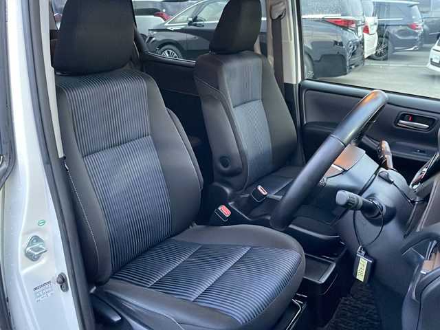 トヨタ ノア ハイブリッド Si 岩手県 2016(平28)年 9.7万km ホワイトパールクリスタルシャイン フリップダウンモニター　純正１０型ナビ　両側パワスラ　バックＣ　Ｂｌｕｅｔｏｏｔｈ　ＤＶＤ再生　フルセグ　ビルトインＥＴＣ　純正１６インチＡＷ　ＬＥＤオートハイビーム　フロントフォグ　スマートキー